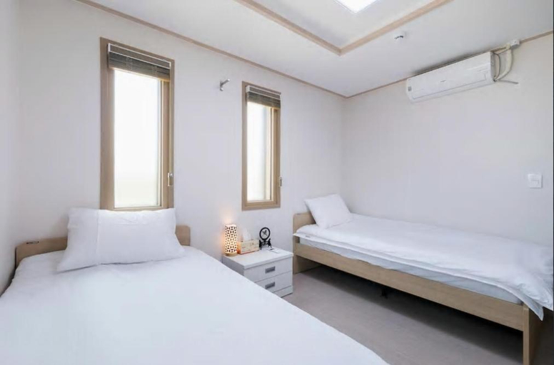 Bedroom 3, Hub Guesthouse, Jung