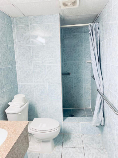 Bathroom, The Tides Motor Inn Stehli Beach, Nassau