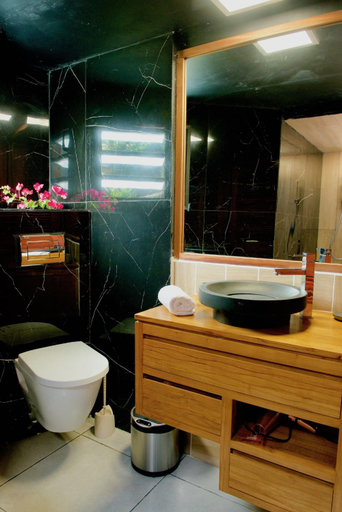 Bathroom 4, Le Domaine du Rocher Noir, Pointe-Noire