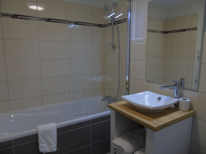 Bathroom 4, Logis Auberge du Cheval Blanc, Haute-Marne