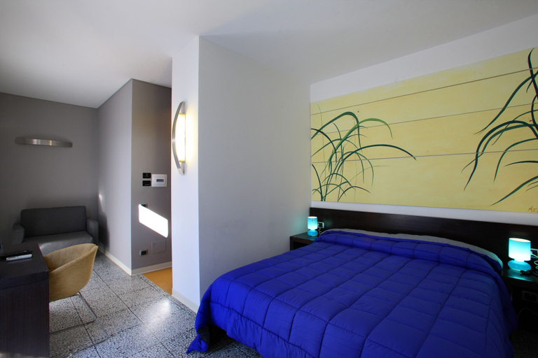 Others 4, Hotel Zeffiro, Latina
