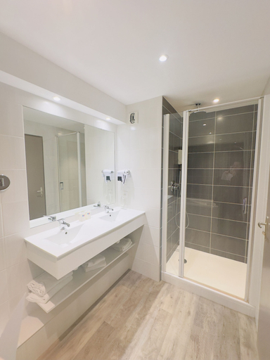 Bathroom 4, Brit Hotel Saint Brieuc, Côtes-d'Armor