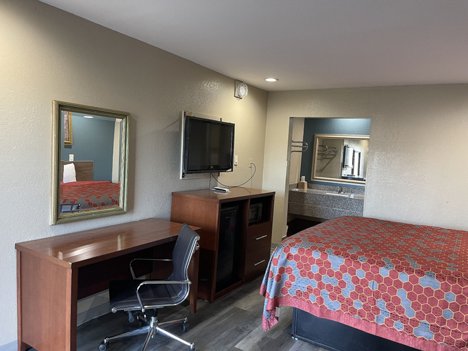 Bedroom 4, Deluxe Inn, Hinds