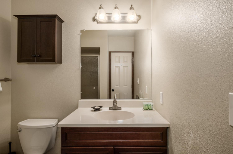Bathroom, Yosemite Magic Studio "B", Mariposa