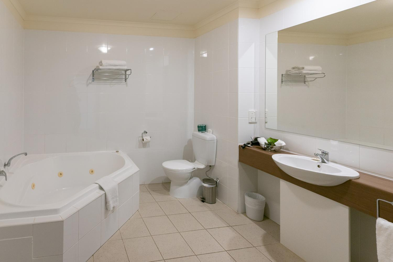 Bathroom 5, Links Lady Bay Resort, Yankalilla