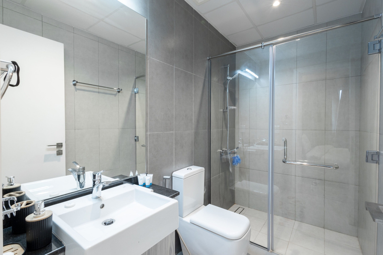 Bathroom 4, SuperHost - Comfort 1BR Centurion Onyx Retreat with Balcony, Dubai
