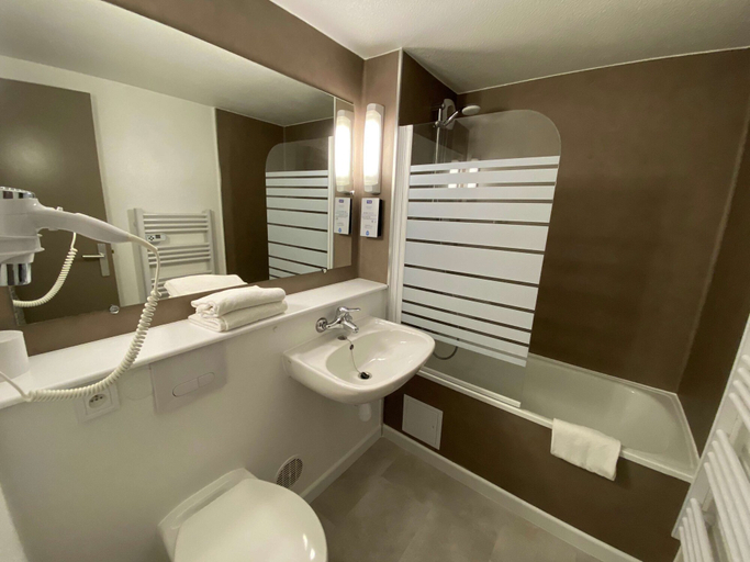 Bathroom 4, Kyriad Fontenay Tresigny, Seine-et-Marne