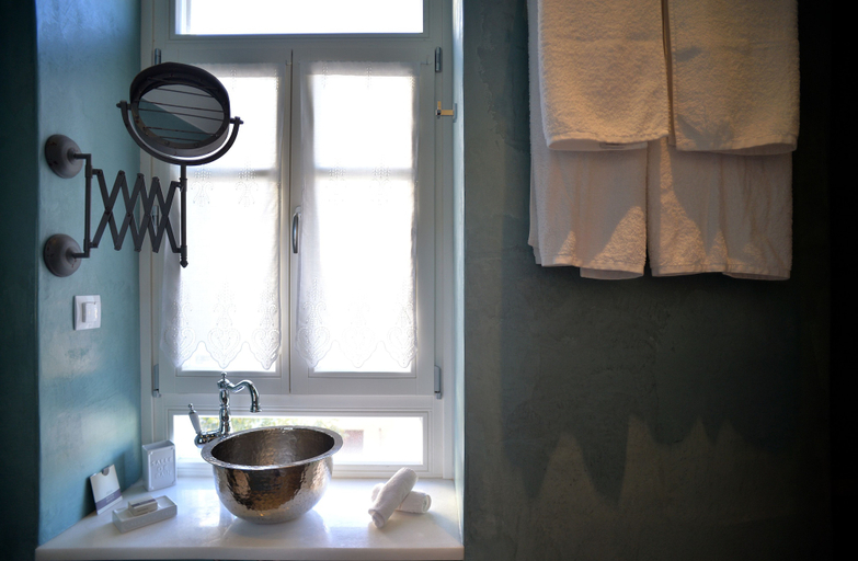 Bathroom 5, 1901 Hermoupolis Maison, South Aegean