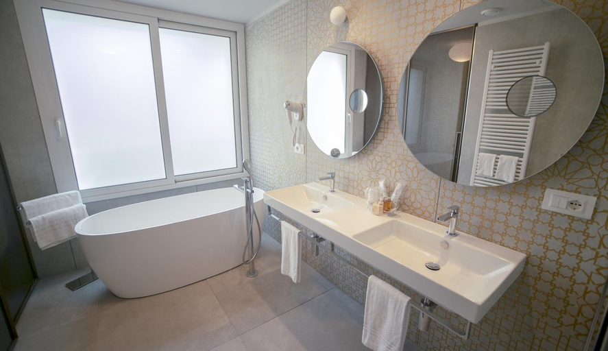 Bathroom 5, Hotel Malavoglia, Catania