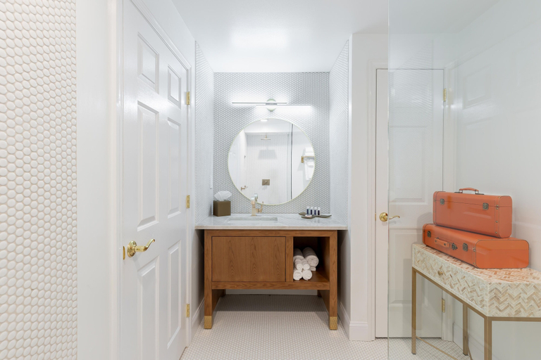Bathroom 5, The Beach Club on Madison Avenue, Cape May