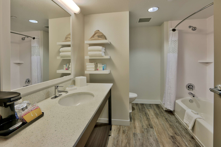 Bathroom 4, Hampton Inn & Suites Albuquerque Airport, Bernalillo