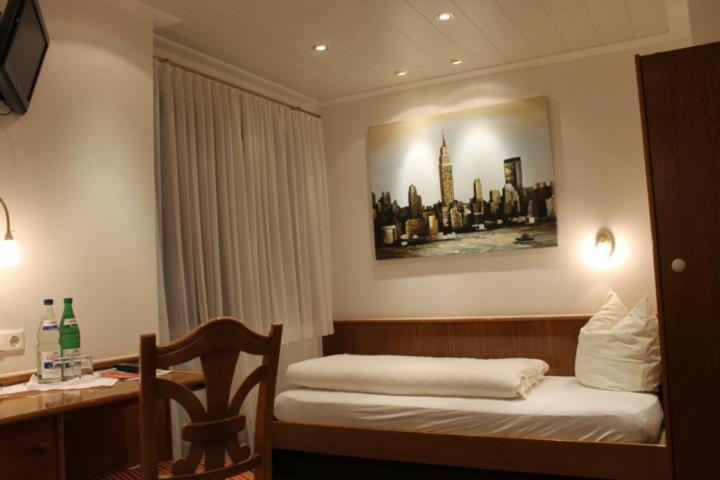 Bedroom 3, Hotel Garni Krone, Göppingen