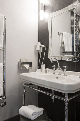 Bathroom 4, Auberge de Banne, Ardèche