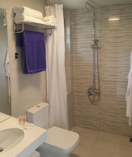 Bathroom 4, Valley Village, Faistos