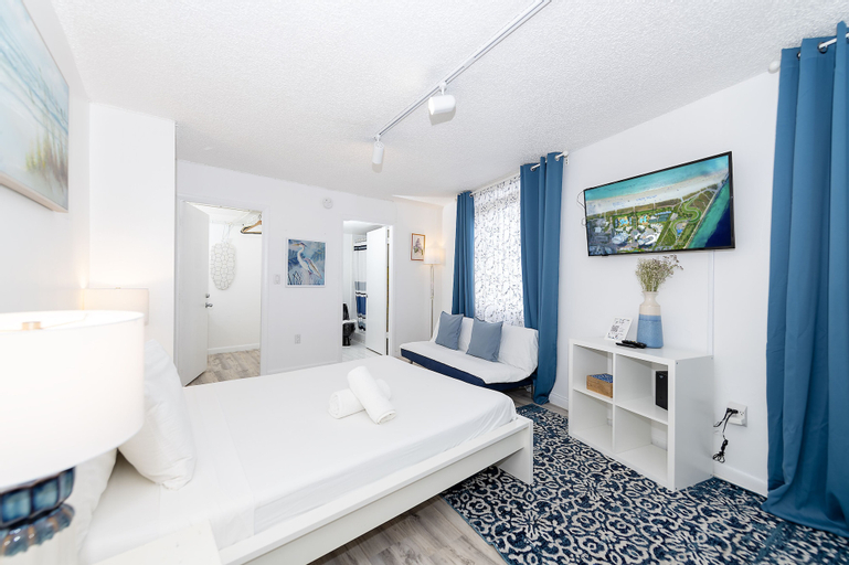 Art Deco Ocean Walk Apartments, Miami-Dade