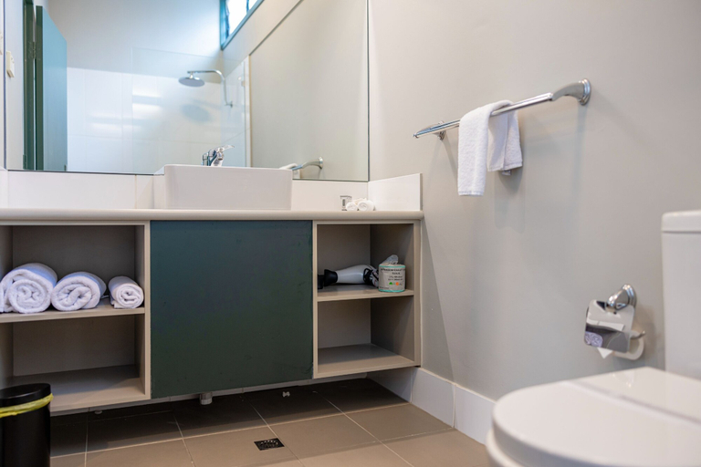 Bathroom 4, Everton Park Hotel, McDowall