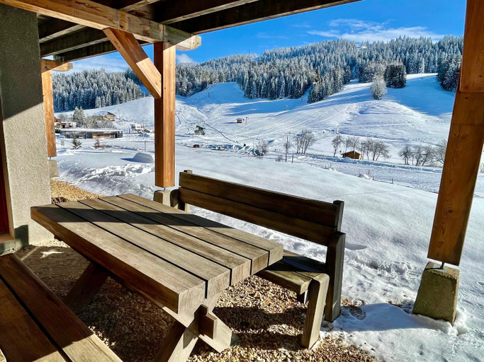 Others 4, Gite avec terrasse et belle vue - ChaletNelda com, Jura