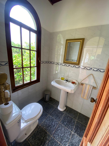 Bathroom 5, El Castillo Tropical, Cabrera