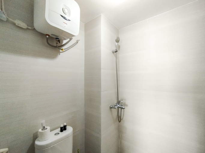 Bathroom 5, Cozy Industrial Designed 2BR at Gateway Pasteur Apartment By Travelio, Bandung