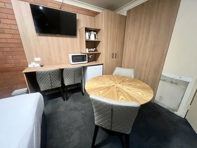 Bedroom 4, Adrian Motel, Forbes
