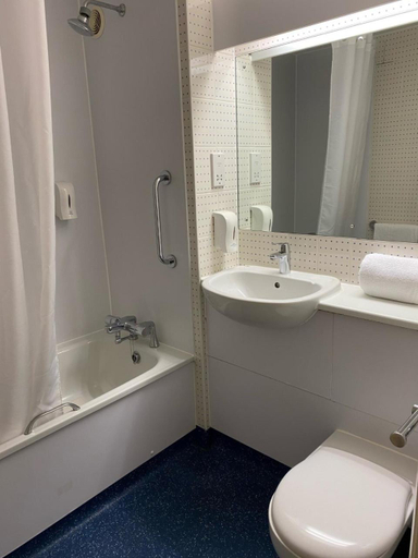 Bathroom, go2 Dundee Camperdown Hotel free car park, Dundee