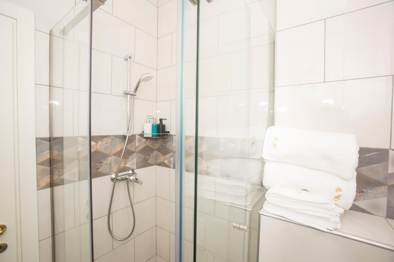 Bathroom 2, Central 10, Oradea