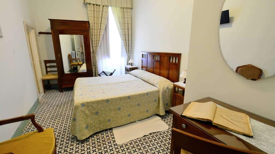 Bedroom 4, Hotel Toro, Salerno