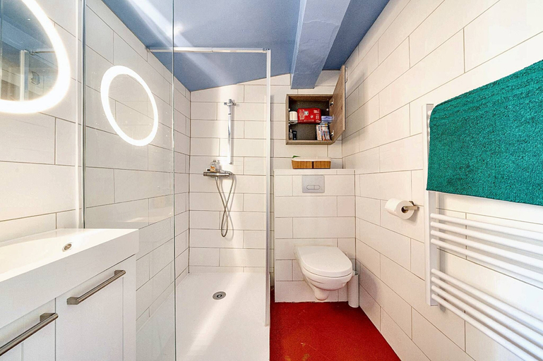 Bathroom 3, Finsonius Studios, Bouches-du-Rhône