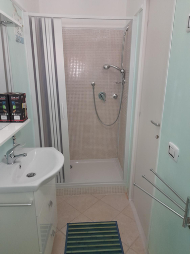 Bathroom 3, Ely Sea, Cosenza