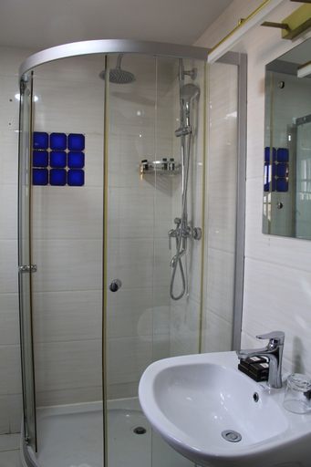 Bathroom 4, Canwin Hotel, Tema