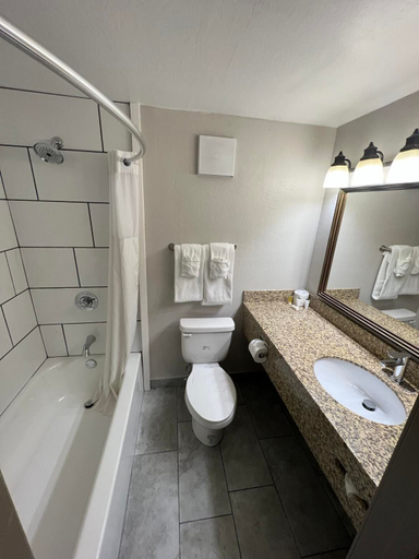 Bathroom 5, Days Inn & Suites by Wyndham Mesa Near Phoenix, Maricopa