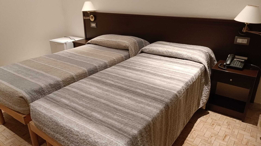Bedroom 3, Sacro Cuore Hotel, Massa Carrara