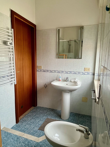 Bathroom 3, Apartment Tirreno, Pisa