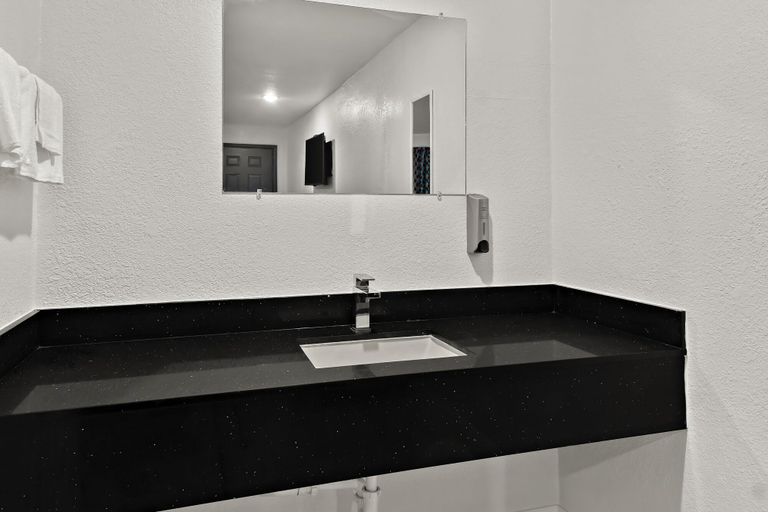 Bathroom 4, Rodeway Inn Palestine, Anderson