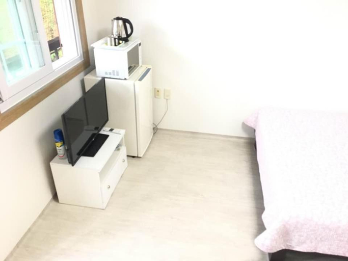Bedroom 2, gangreung ijeumireu pensyeon, Gangneung