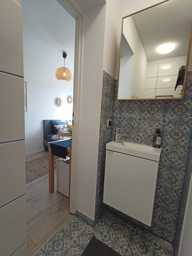 Others 3, Lemuria Pokoj z lazienka Szkolna, Legnica