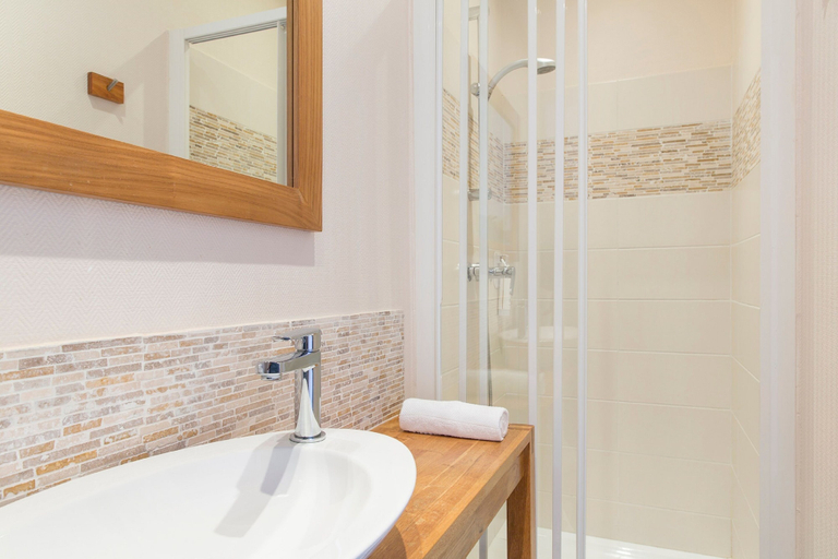 Bathroom 4, BRIT HOTEL CONFORT CLERIA LORIENT Centre, Morbihan
