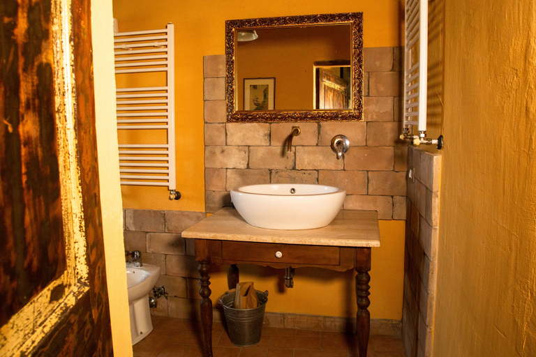 Bathroom 3, Le Roghete, Viterbo