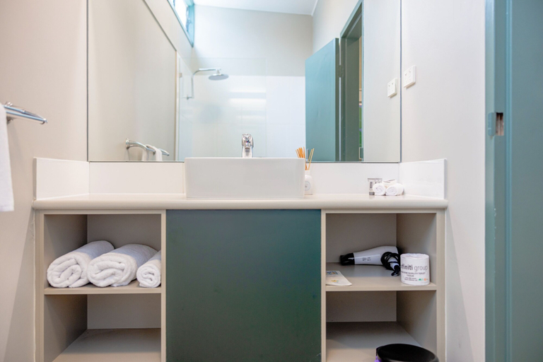 Bathroom 4, Everton Park Hotel, McDowall