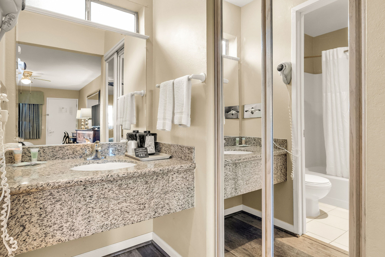 Bathroom 3, Scottish Fairway Inn, Monterey