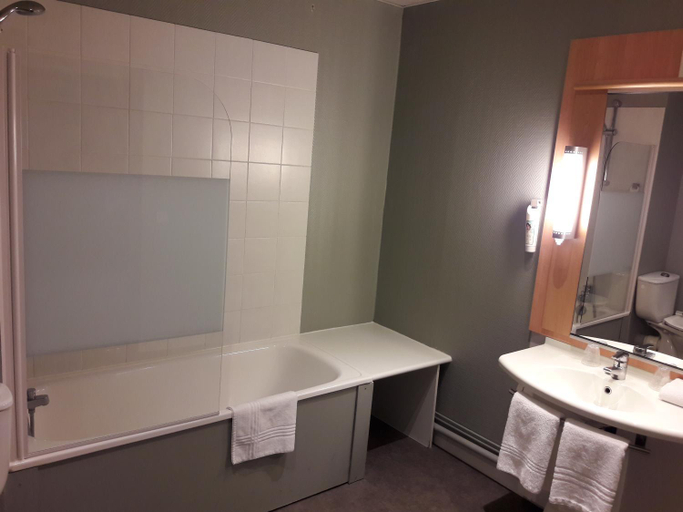 Bathroom, ibis Lannion Côte de Granit Rose, Côtes-d'Armor