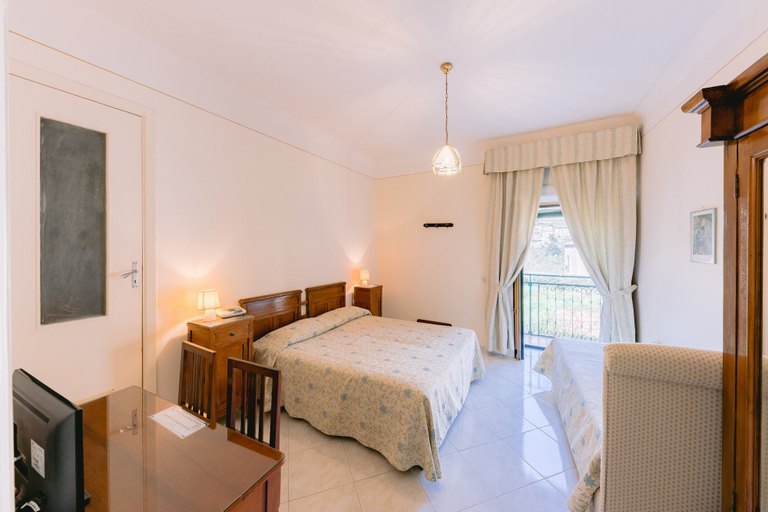 Bedroom 3, Hotel Toro, Salerno