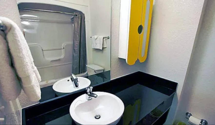 Bathroom 4, Studio 6 Mississauga, ON - Toronto, Peel