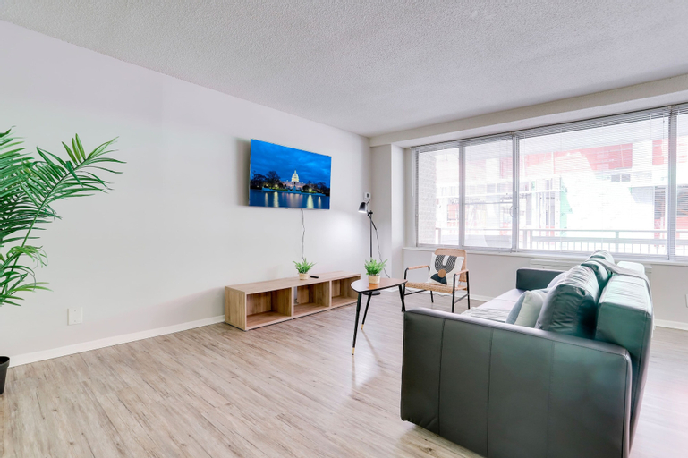 Modern & Luxury Condo at Crystal City, Arlington
