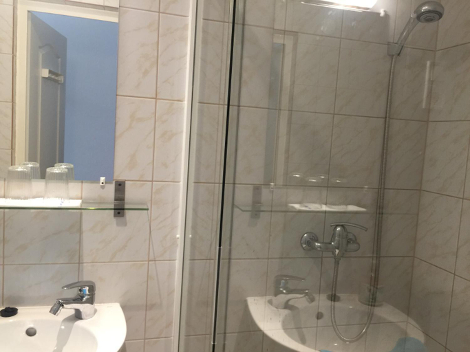 Bathroom 4, Omega Guesthouse Budapest, Budapesti
