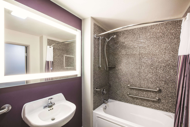Bathroom 5, La Quinta Inn & Suites by Wyndham Walker - Denham Springs, Livingston