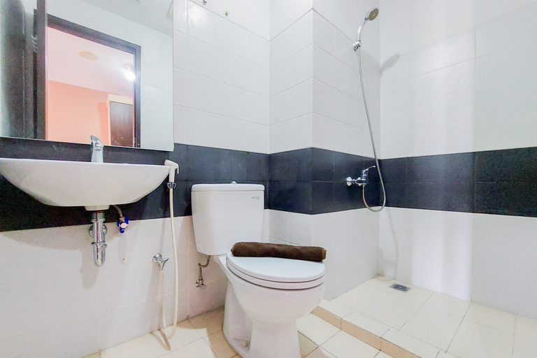 Bathroom 5, Good and Clean Studio Apartment Scientia Residence By Travelio, Tangerang