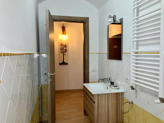 Bathroom 4, 'A Room de' Scugnizzi, Napoli