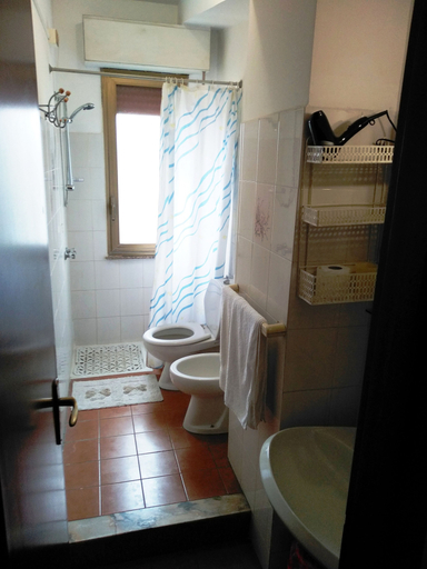 Bathroom 4, Hotel Eliseo, Messina