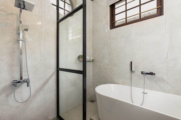 Bathroom 5, The Grand Walawwa, Kegalle
